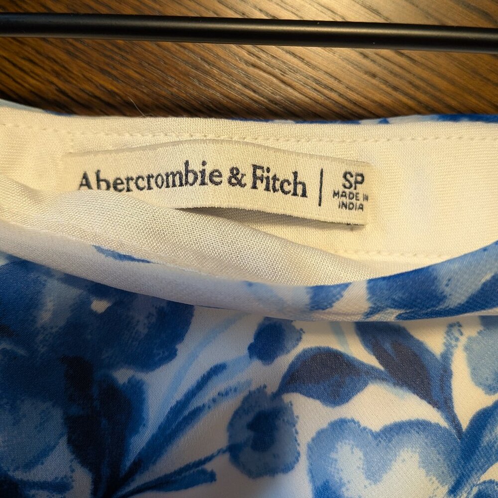 Abercrombie and Fitch Blue Floral skirt size small - Picture 4 of 4